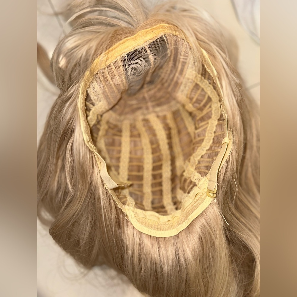 Long Wavy Blonde Wig ๐ฉท - Picture 6 of 8